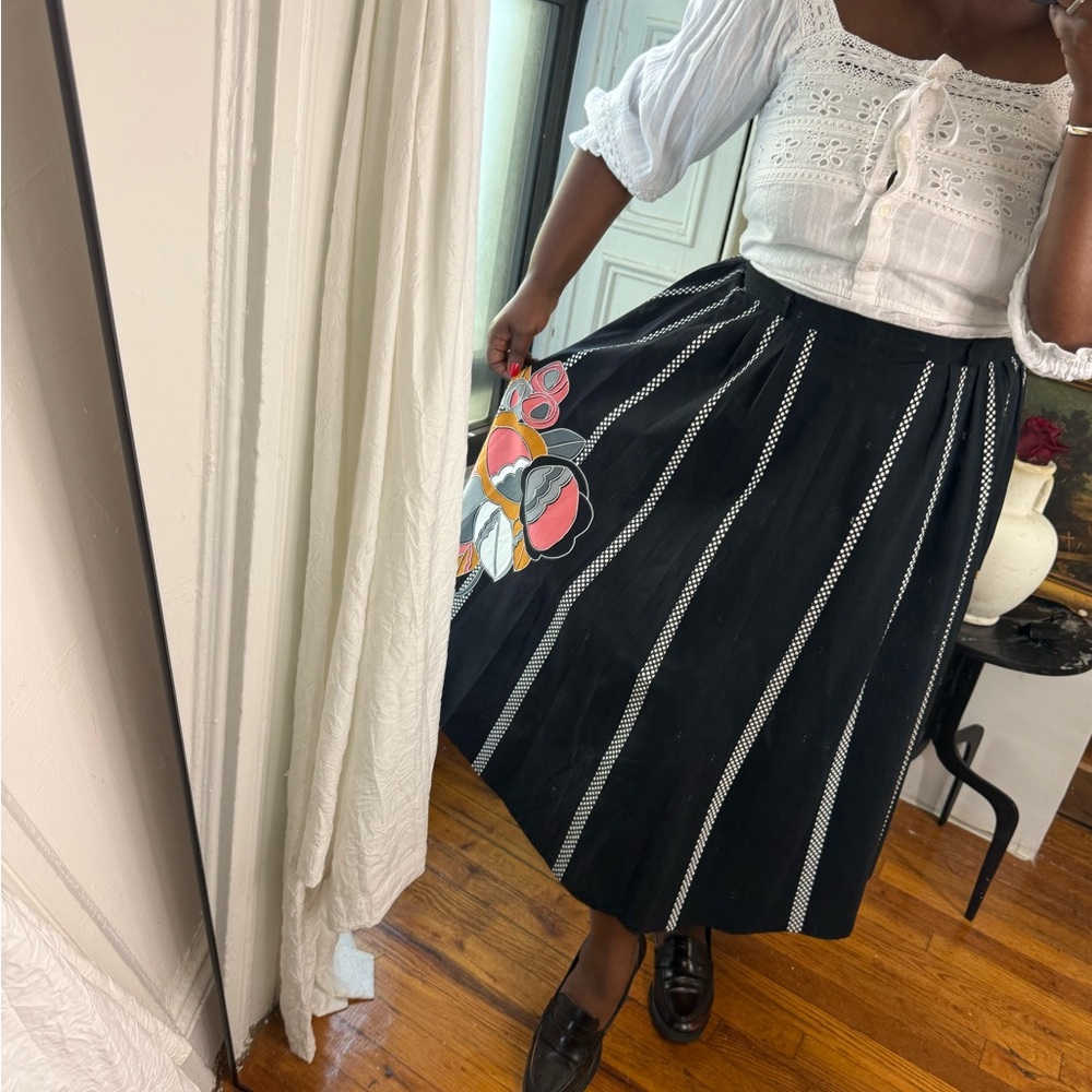50s Black and white polka dot circle skirt with a large salmon graphic flowers - Picture 9 of 10